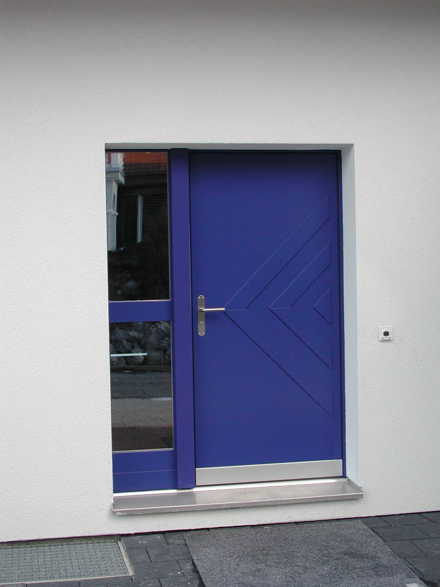 Innenausbau Referenzen Eingangstüren - Holzbau Rüedi